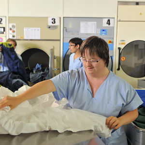 ceci est la photo de personnes travaillant dans une Blanchisserie Industrielle