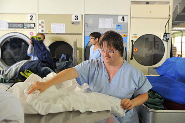 ceci est la photo de personnes travaillant dans une Blanchisserie Industrielle