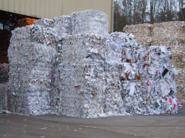 ceci est une photo de tas de déchets à trier