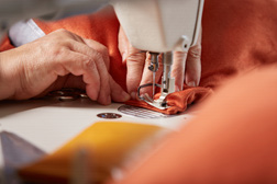 ceci est la photo d'une personne faisant de la couture