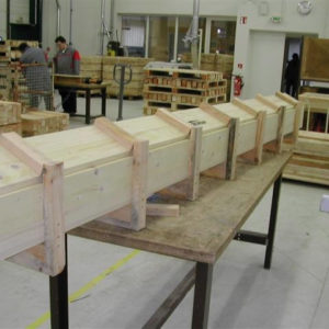 ceci est la photo de réalisation de caisse en bois dans un atelier, on y voit trois personne