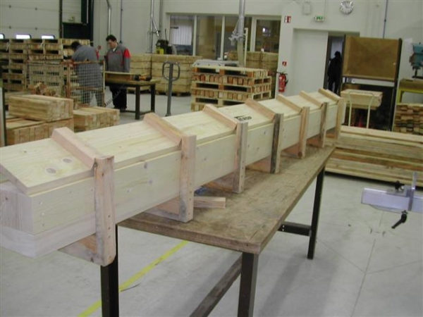 ceci est la photo de réalisation de caisse en bois dans un atelier, on y voit trois personne