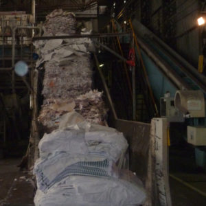 ceci est la photo d'une usine de papier, on voit du papier qui va être trié et recyclé