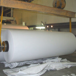ceci est la photo d'une usine de papier, on voit deux rouleaux de papier de taille industriel
