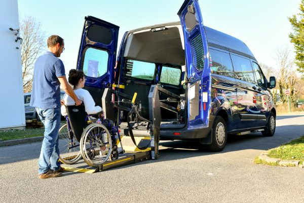 ceci est la photo d'un véhicules de Titi Floris, adapté au personne à mobilité réduite