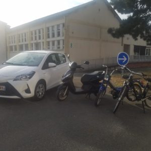 ceci est la photo des divers type de véhicule loué par Carbur'Pera, voiture, scooter, mobylette, vélo electrique