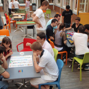 ceci est une photo d'un espace dédié aux jeux, de nombreux jeune sont entrain de jouer, Le-Fore-logement-jeunes