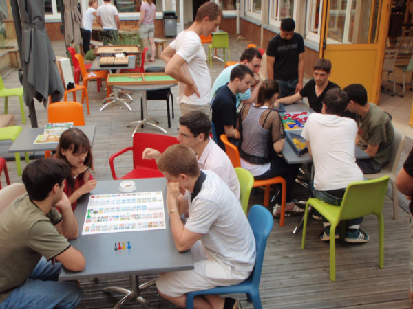 ceci est une photo d'un espace dédié aux jeux, de nombreux jeune sont entrain de jouer, Le-Fore-logement-jeunes