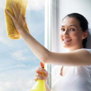ceci est la photo d'une personne qui nettoie une vitre