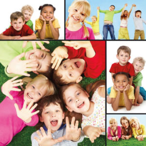 ceci est un montage photo de type patchwork avec des groupes d'enfants