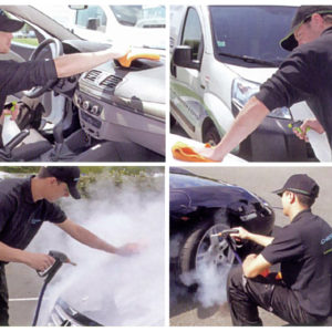 ceci est un montage de quatre photos d'une personne qui nettoie des voitures