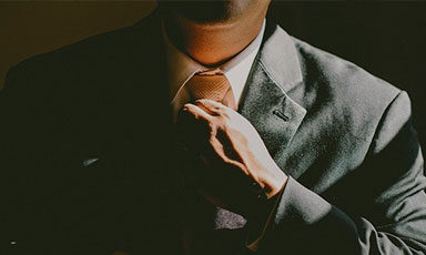 ceci est la photo d'un homme ajustant sa cravate